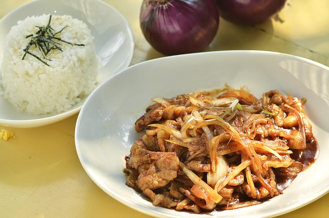La corne d’abondance champignon comestible peut être cuisinée en plat avec un sauce et du riz